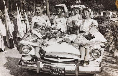 Mannequins poseren op een auto op het Piazza di Siena in Villa Borghese, Rome door Luigi Leoni