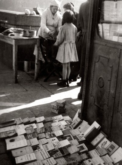 Verkoop van boeken op straat door Luigi Leoni