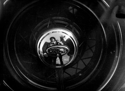 Sommige mensen spiegelen zichzelf in een Ford wieldop door Luigi Leoni