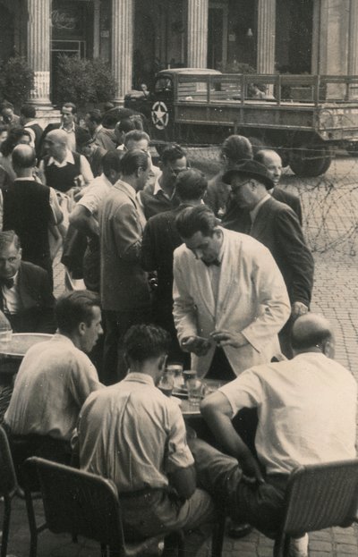 Wachtende tafels, op de achtergrond een vrachtwagen van het Amerikaanse leger door Luigi Leoni