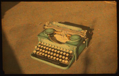 Stilleven kleurenfoto van een typemachine genomen met Autochrome Lumière en een 35mm camera door Luis Marden