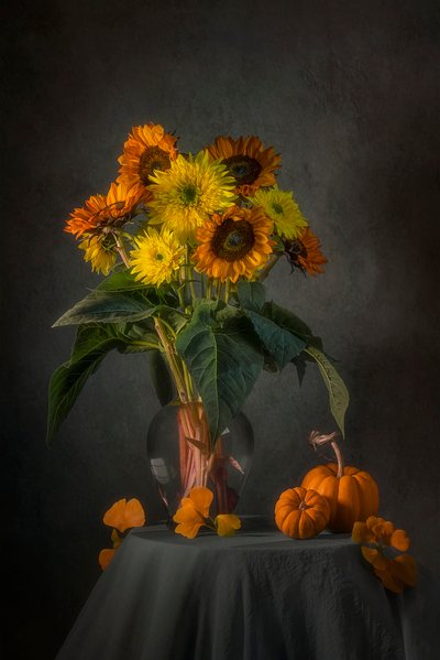 Herfstzonnebloemen en pompoenen door Lydia Jacobs