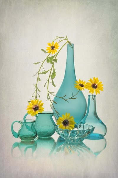 Blauw glas, gele bloemen door Lydia Jacobs