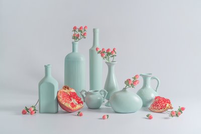 Blauwe vazen met granaatappels door Lydia Jacobs