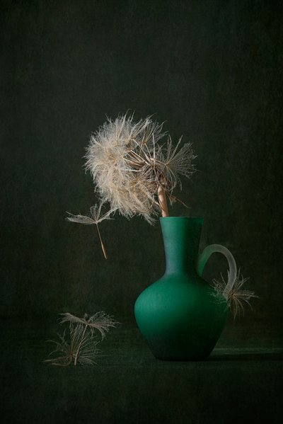 Groene vaas met paardenbloemzaadjes door Lydia Jacobs
