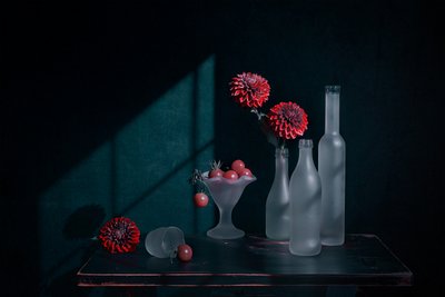Stilleven met elegante dahlia’s door Lydia Jacobs