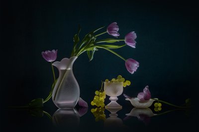 Gloeiende tulpen en druiven door Lydia Jacobs