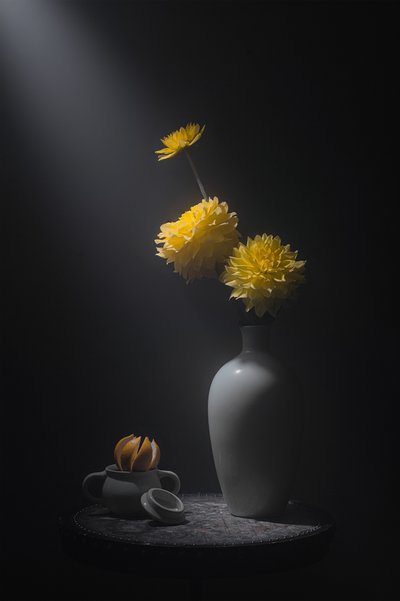 Stilleven met gouden bloemen door Lydia Jacobs