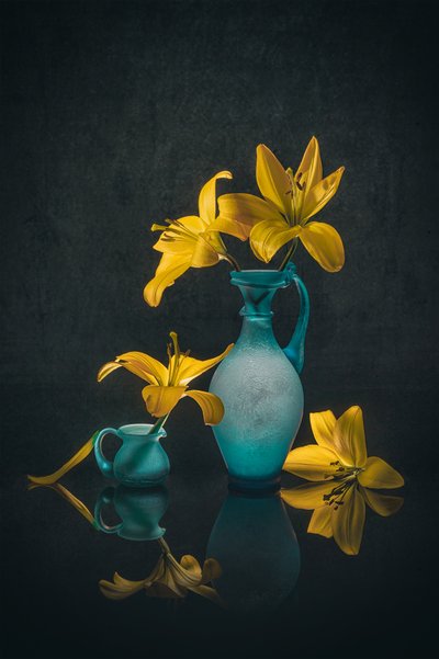 Gouden lelies in blauwgroene vazen door Lydia Jacobs