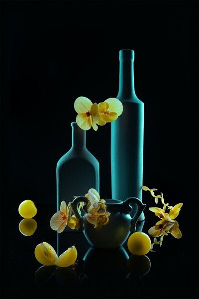 Golden Orchids - Teal-kleurige flessen door Lydia Jacobs
