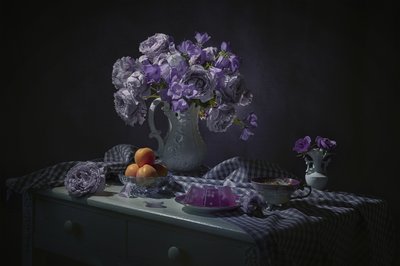 Stilleven met bloemen in stemmige paarse tinten door Lydia Jacobs