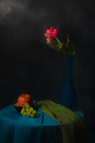 Stilleven met stemmige tulpen door Lydia Jacobs