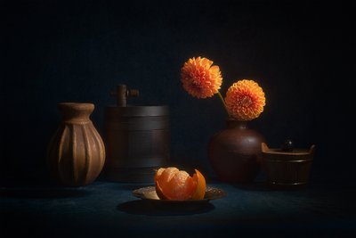 Stilleven met oranje dahlia’s door Lydia Jacobs