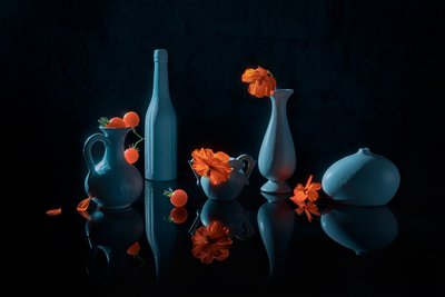 Oranje bloemen, blauwe vazen door Lydia Jacobs