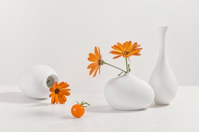 Oranje bloemen – Modern stilleven door Lydia Jacobs