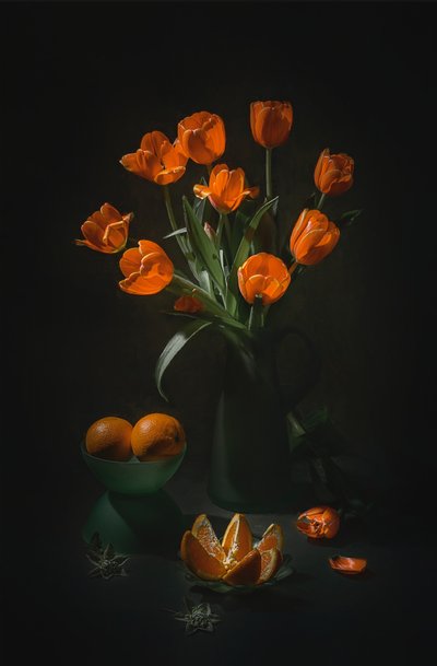 Stilleven met oranje tulpen door Lydia Jacobs