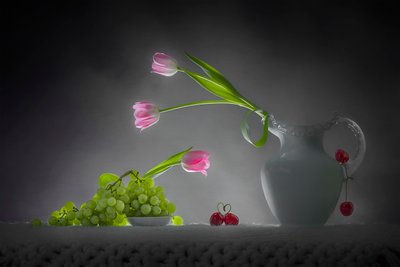 Romantisch stilleven met tulpen en fruit door Lydia Jacobs