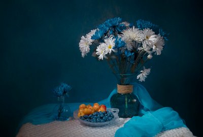 Fruitkom met bloemenmotief in blauwgroen door Lydia Jacobs