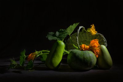 Levendig stilleven met oogstproducten door Lydia Jacobs