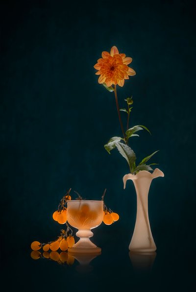 Warm stilleven met dahlia’s door Lydia Jacobs