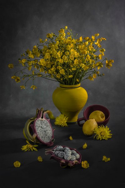 Geel, bloemen en fruit door Lydia Jacobs