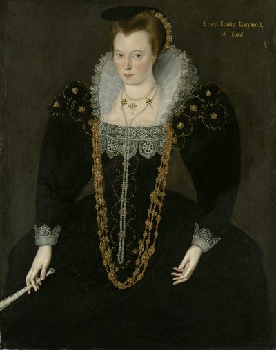 Portret van Lucy, Lady Reynell van Ford, driekwart lengte, in een donkere jurk met een witte kanten kraag en gouden en parelkettingen, met een waaier in haar rechterhand met identificerende inscriptie door Marcus the Younger Gheeraerts