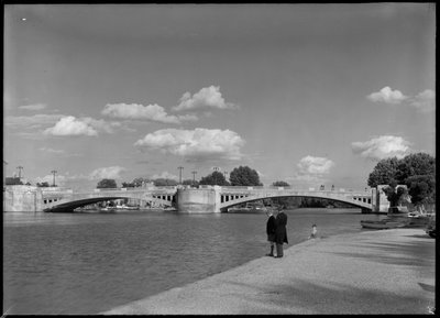 Zicht op de brug vanuit het westen door Margaret Florence Harker