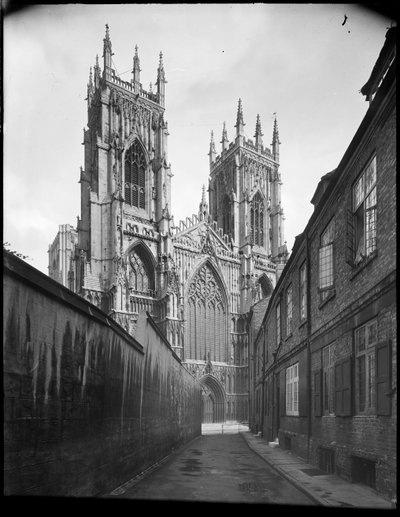 Gezicht op de westgevel van de minsterkerk, uit het noordwesten door Margaret Florence Harker