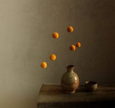 Modern stilleven met zwevende bollen door Margaret Halaby