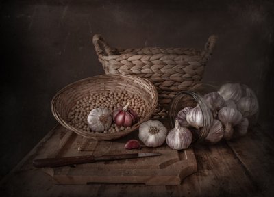 Donker rustiek stilleven met knoflook door Margareth Perfoncio