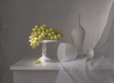 Elegant stilleven met witte druiven door Margareth Perfoncio