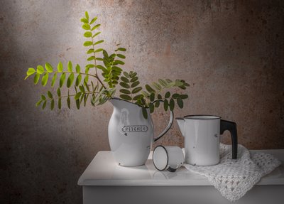 Rustiek stilleven met emaille servies door Margareth Perfoncio