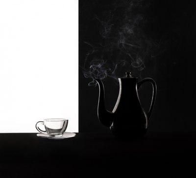 Contrast bij het zetten van koffie door Margareth Perfoncio