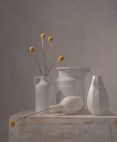 Witte vazen met gele bloemen door Margareth Perfoncio