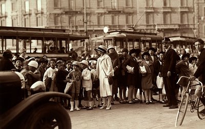 Een groep studenten tijdens een excursie. De foto toont de kinderen, hun leraren en andere voetgangers op een stadsstraat door Mario Castagneri