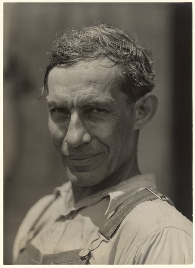 Mulatto arbeider op de katoenplantage van John Henry. Hij was getalenteerd in handwerk en weven.  Melrose, Louisiana door Marion Post Wolcott