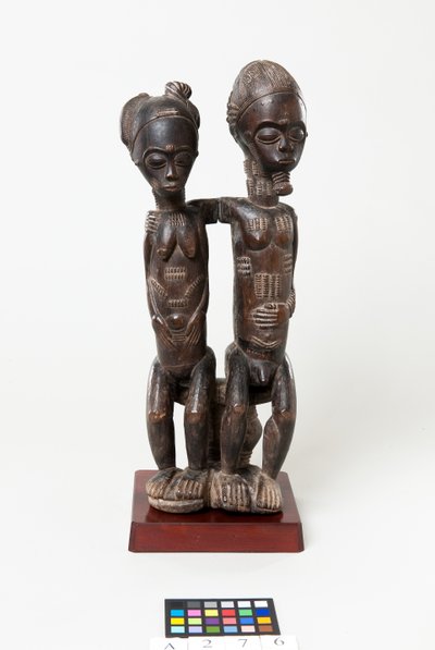 Zittend paar, ca.1885-99 (hout) door Master of the Barnes Couple