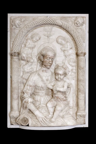 Madonna met kind en engelen, ca. 1460 door Master of the Marble Madonnas