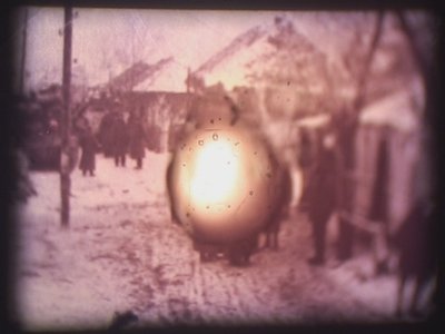 Barbarossa, 2002 (videoprojector en gesimuleerde diaprojector) door Mat Collishaw