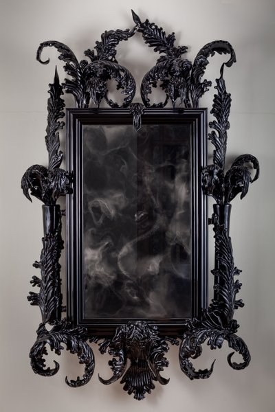 East of Eden, 2013 (Zwart Murano glas, bewakingsspiegel, staal, hout, lak, LCD scherm en harde schijf) door Mat Collishaw