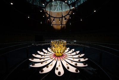Equinox, 2021 (acryl, elektrische schakeling, hydraulica, lak, motor, verf, gerecycled hars, staal) door Mat Collishaw