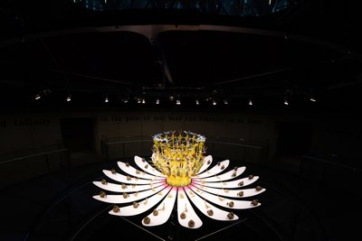 Equinox, 2021 (acryl, elektrische schakeling, hydraulica, lak, motor, verf, gerecycled hars, staal) door Mat Collishaw
