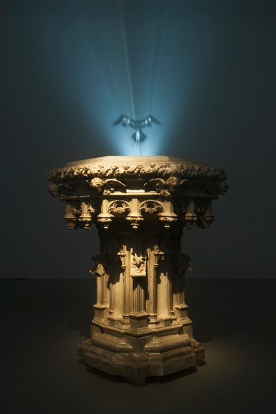 Ganymedes, 2007 (staal, hars, rookmachine, vloeistof, afzuigventilator, videoprojector en dvd-speler) door Mat Collishaw