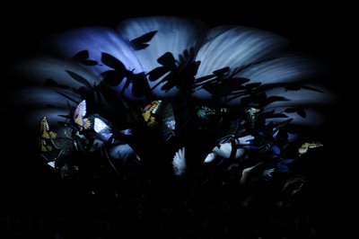 The Garden of Unearthly Delights, 2009 (staal, aluminium, gips, hars, LED-verlichting, motor) door Mat Collishaw
