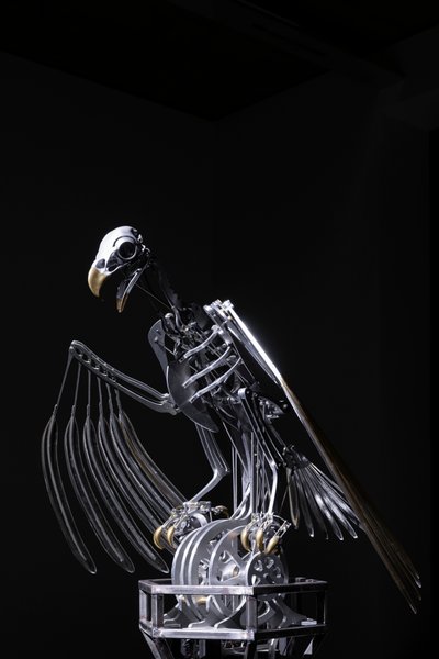 The Nerve Rack, 2019 (Acetaal, Acryl, Aluminium, Messing, Elektrische schakelingen, Verf, PVC, Hars, Servomotoren, Staal) door Mat Collishaw