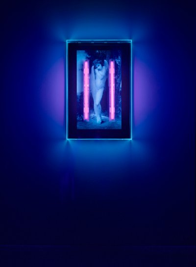 Ultraviolette Engel, 2008 (Ultraviolette inkt op plexiglas doos, 2 ultraviolette neonlichten) door Mat Collishaw