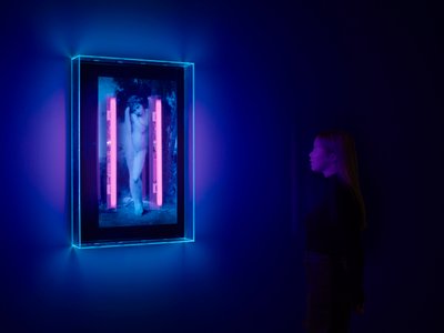 Ultraviolette Engel, 2008 (Ultraviolette inkt op plexiglas doos, 2 ultraviolette neonlichten) door Mat Collishaw