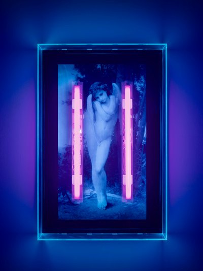 Ultraviolette Engel, 2008 (Ultraviolette inkt op plexiglas doos, 2 ultraviolette neonlichten) door Mat Collishaw