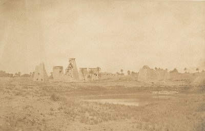 Vue des propylées du palais de Karnac, prise du Sud-Est, 1849-50 door Maxime Du Camp