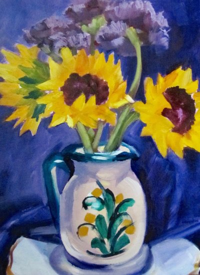 Zonnebloemen in een blauwe kan door Maxine Shore